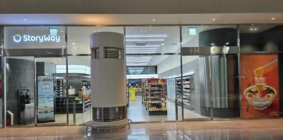 본문 이미지 - 철도굿즈와 라면을 특화한 코레일유통 오송역 스토리웨이 편의점.(코레일유통 제공)