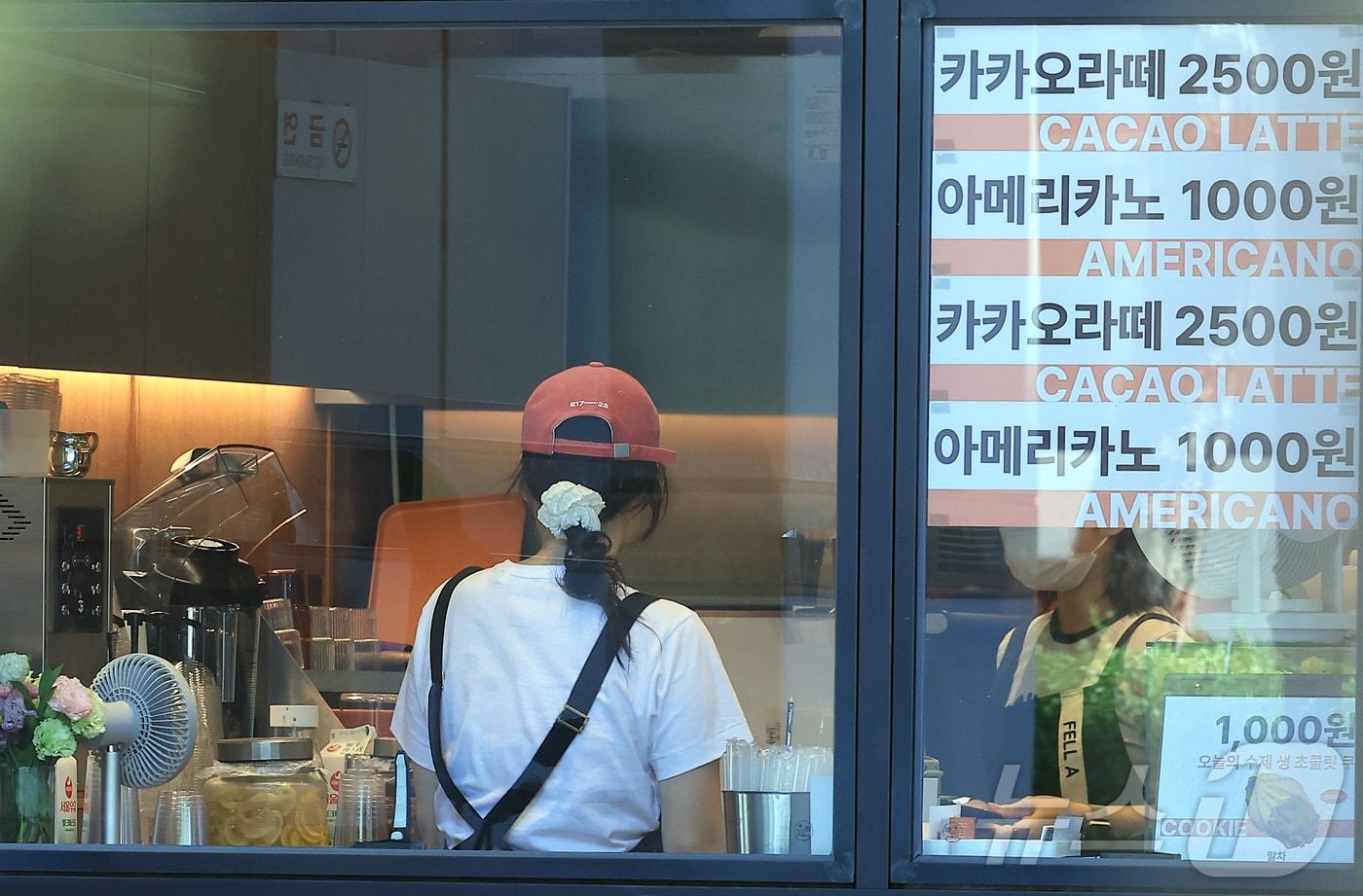 2026년도 최저임금이 올해&#40;1만 30원&#41;보다 2.9% 오른 1만 320원으로 결정된 가운데 11일 서울 시내 카페에서 직원들이 일을 하고 있다. 2008년 이후 17년 만에 사용자위원과 근로자위원, 공익위원 합의로 내년도 최저임금이 결정됐다. 2025.7.11/뉴스1 ⓒ News1 박정호 기자