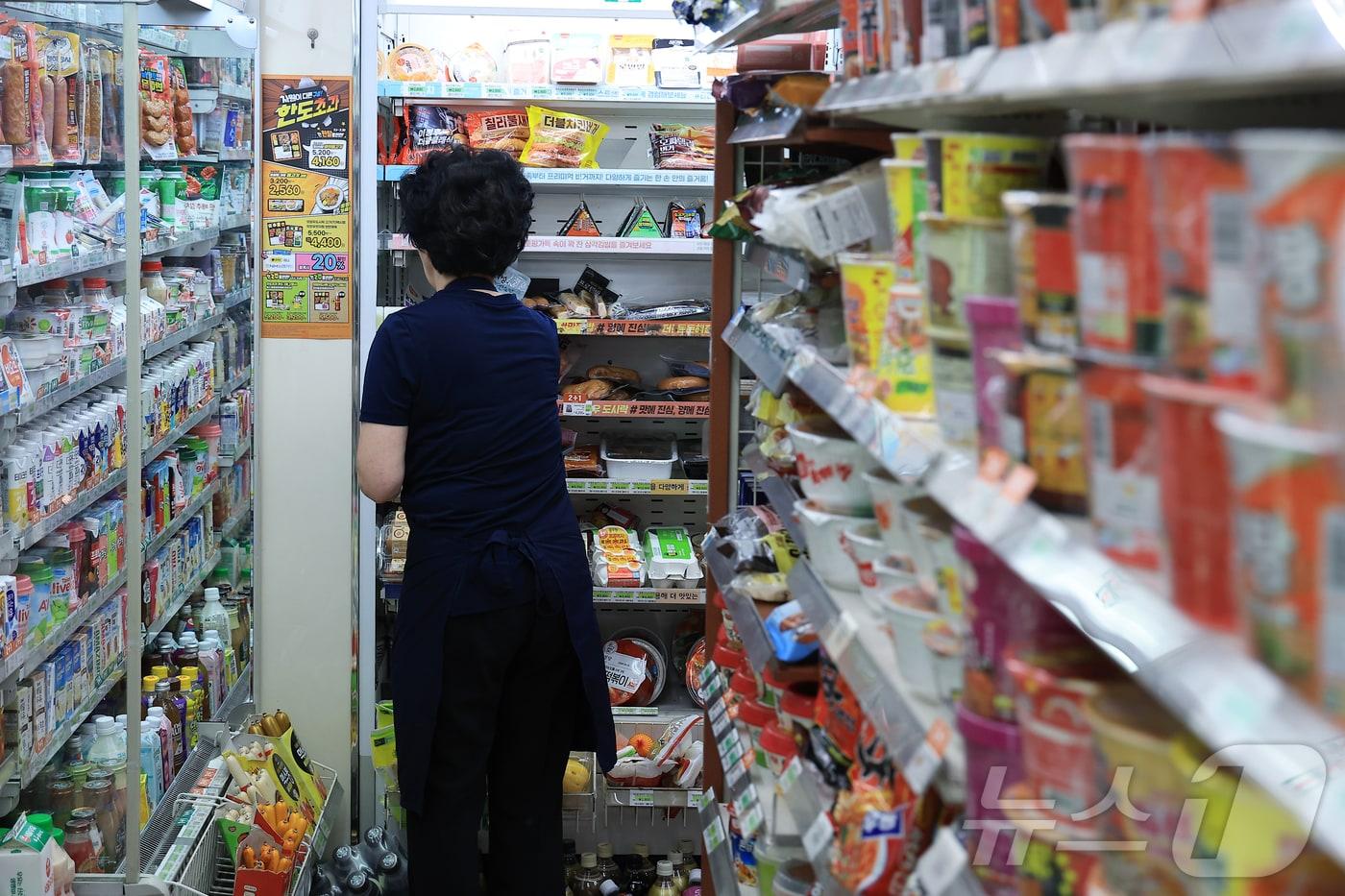 2026년도 최저임금이 올해&#40;1만 30원&#41;보다 2.9% 오른 1만 320원으로 결정된 가운데 11일 서울 시내 편의점에서 직원이 물건을 정리하고 있다.. 2025.7.11/뉴스1 ⓒ News1 박정호 기자