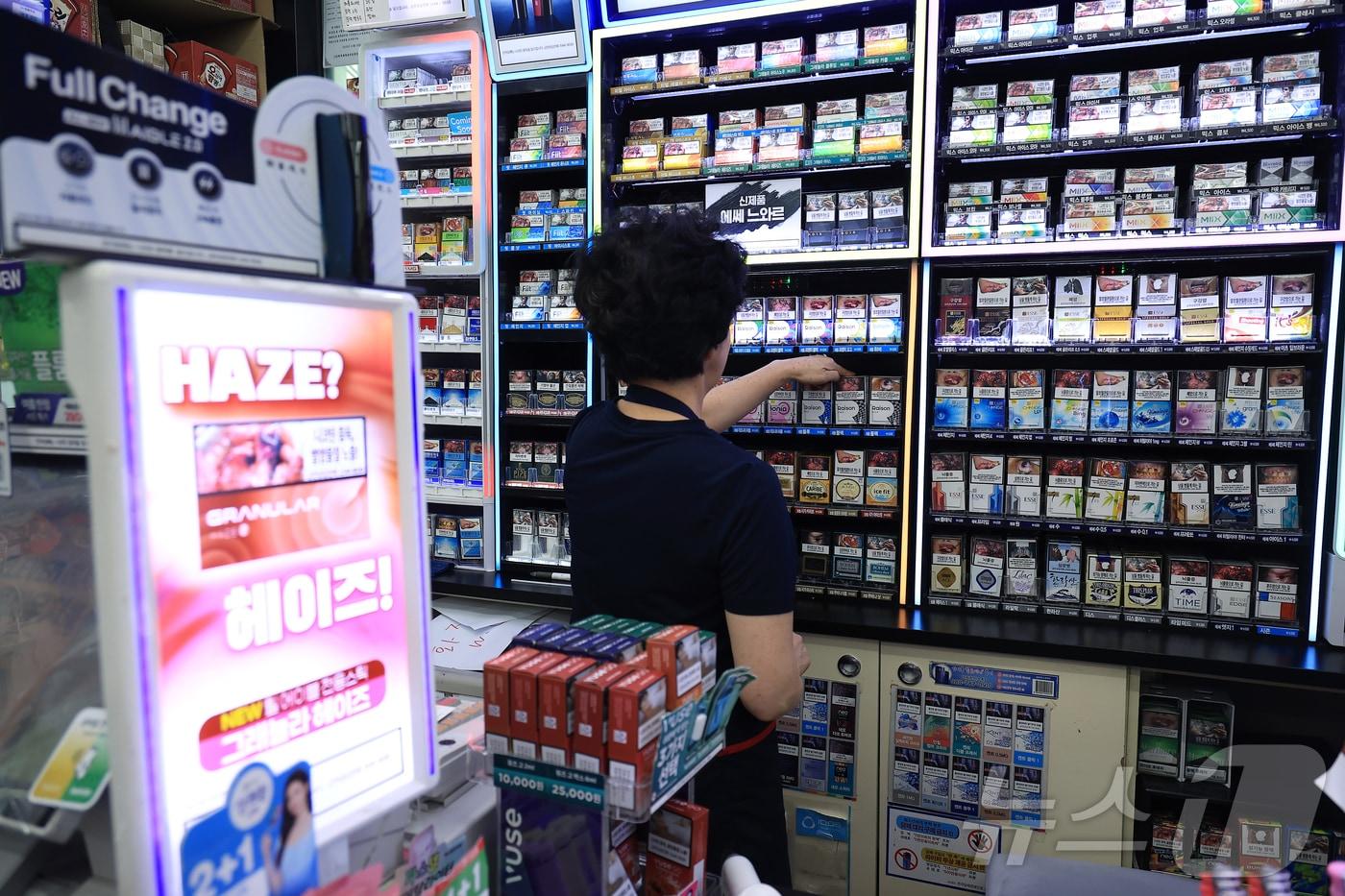 서울 시내 편의점에서 직원이 담배를 정리하고 있다. (사진은 기사 내용과 무관함) / 뉴스1 ⓒ News1