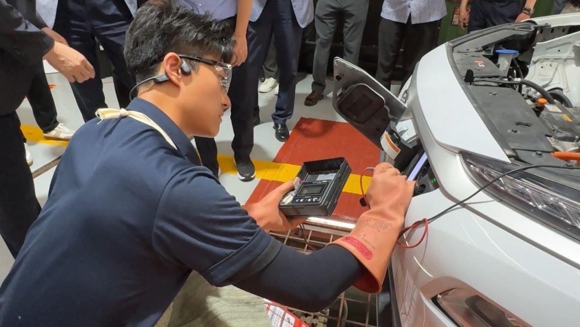 본문 이미지 - 한국교통안전공단 전기차 배터리 검사 모습.&#40;한국교통안전공단 제공&#41;