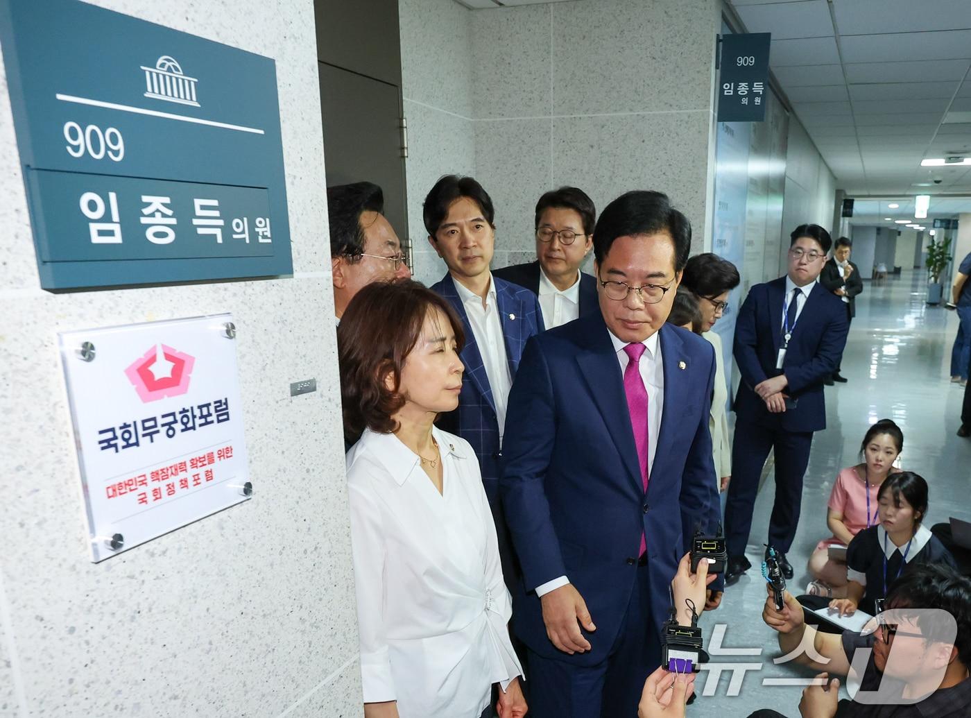 본문 이미지 - 송언석 국민의힘 비상대책위원장 겸 원내대표가 11일 서울 여의도 국회 의원회관 임종득 국민의힘 의원 사무실 앞에서 해병대원 특검팀의 임 의원실 압수수색을 규탄한 뒤 이석하고 있다. 2025.7.11/뉴스1 ⓒ News1 안은나 기자