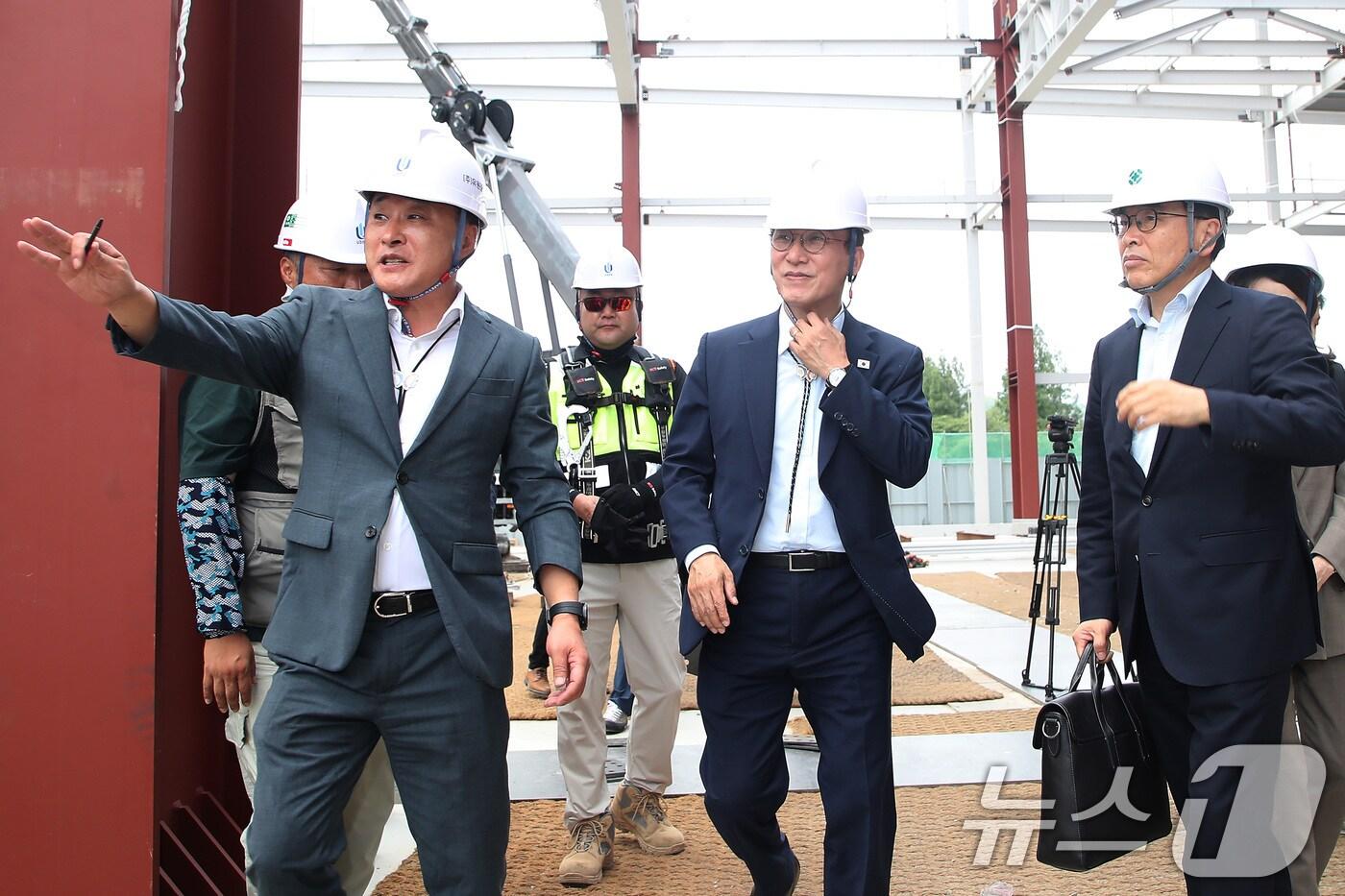 김민석 국무총리가 11일 오전 경북 경주화백컨벤션센터를 찾아 APEC 정상회의에 사용될 미디어센터 건립 현장을 점검하고 있다. 2025.7.11/뉴스1 ⓒ News1 공정식 기자