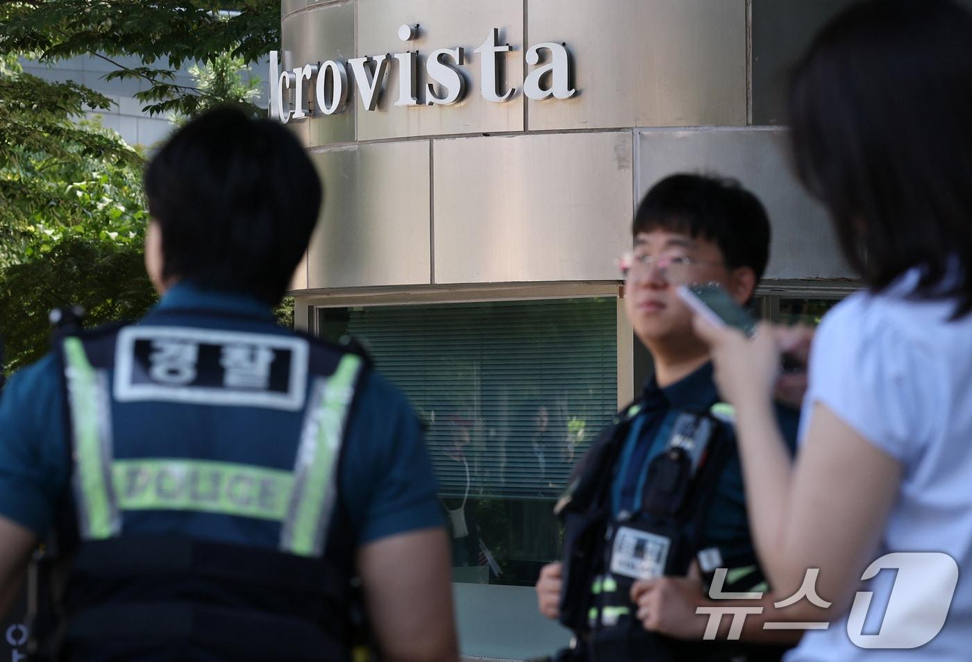  사진은 압수수색이 진행 중인 윤 전 대통령의 사저 서울 서초구 아크로비스타 에 출동한 경찰이 상황을 살피는 모습. 2025.7.11/뉴스1 ⓒ News1 오대일 기자