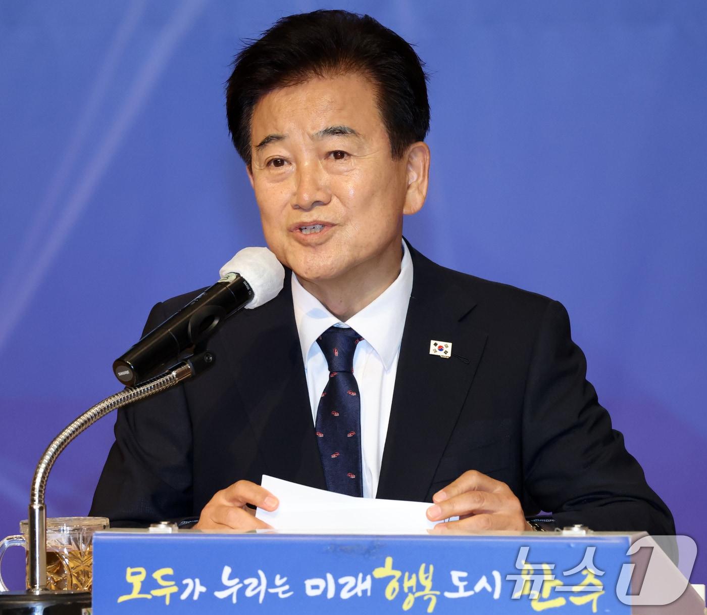 본문 이미지 - 정동영 더불어민주당 의원(통일부 장관 후보자)이 11일 전북 완주군 완주군청 문예회관에서 열린 피지컬AI 모빌리티 실증 선도사업 전북 세미나에서 인사말을 하고 있다. 2025.7.11/뉴스1 ⓒ News1 유경석 기자