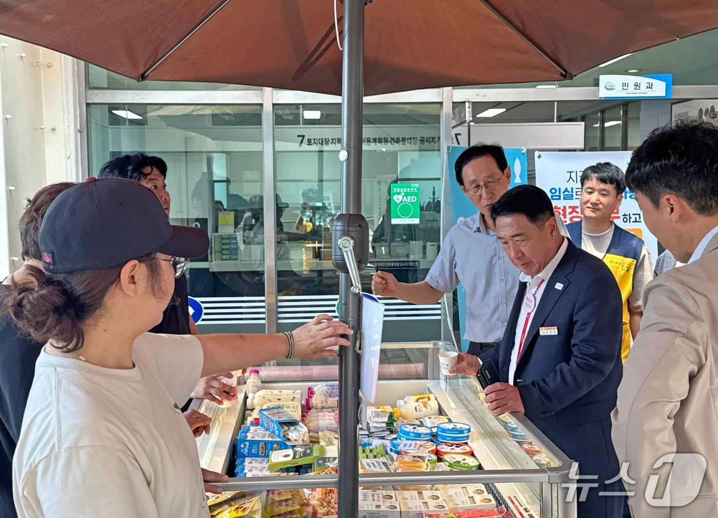 본문 이미지 - 전북 임실군과 임실엔치즈클러스터가 충북 영동군에서 치즈 판매와 고향사랑기부 홍보 행사를 갖고 있다.&#40;임실군제공, 재판매 및 DB금지&#41;2025.7.11/뉴스1