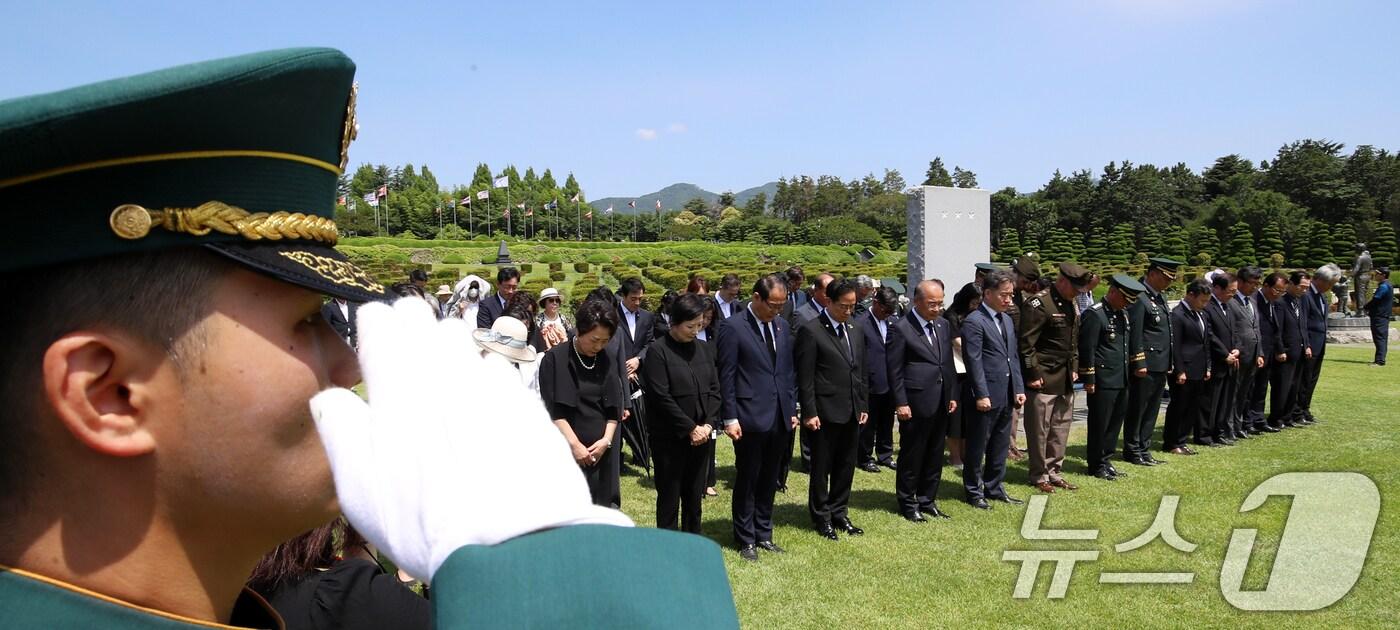 11일 부산 남구 유엔기념공원에서 열린 리차드 위트컴 장군 제43주기 추모식에서 참석자들이 리차드 위트컴 장군 묘역을 참배하고 있다.  2025.7.11/뉴스1 ⓒ News1 윤일지 기자