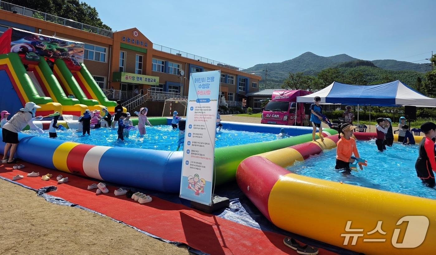 진천 초평초등학교에서 초평초, 상신초, 문상초 어린이들이 물놀이와 워터슬라이드 활동을 하며 친구들과 즐겁게 어울리고 있다.&#40;진천교육지원청 제공, 재판매 및 DB금지&#41;/뉴스1