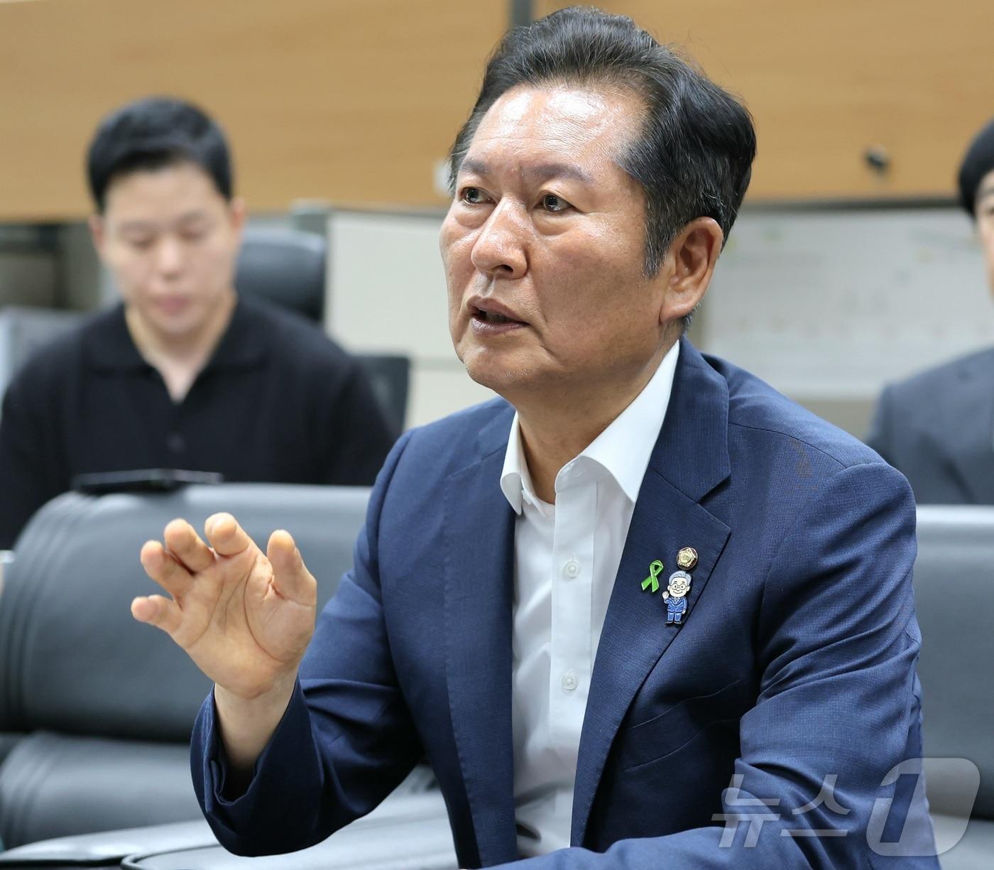 본문 이미지 - 정청래 더불어민주당 당대표 후보가 11일 전북 전주시 전북특별자치도의회 기자실을 방문해 간담회를 열고 질의에 답변을 하고 있다. 2025.7.11/뉴스1 ⓒ News1 유경석 기자