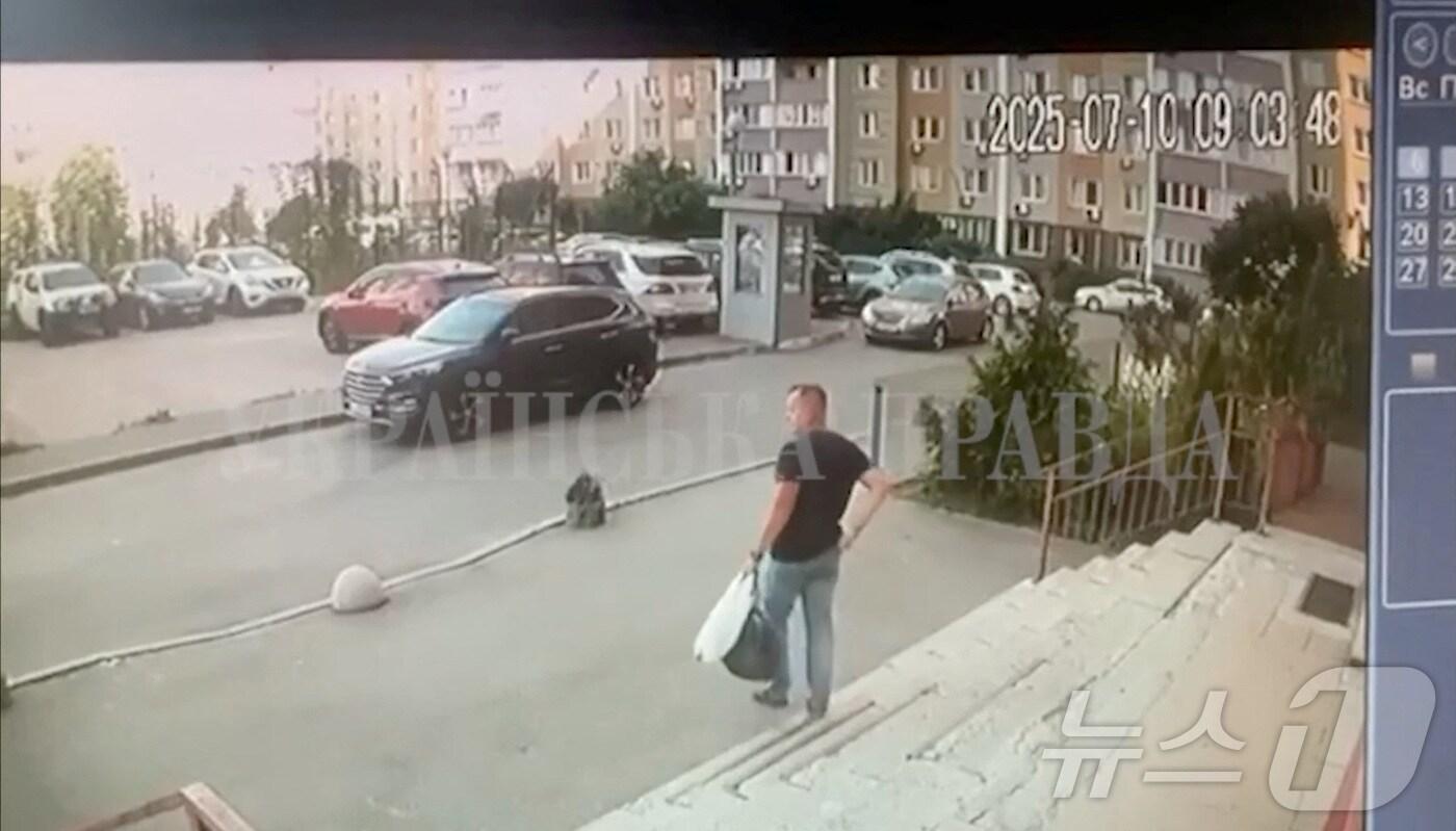 10일(현지시간) 우크라이나 키이우의 한 주거지 폐쇄회로(CC)TV 영상에 계단을 내려오는 우크라이나 보안국(SBU) 요원의 모습이 담겨 있다. 이 요원은 직후 총에 맞아 숨졌고, CCTV 영상은 소셜미디어를 통해 전파됐다. 2025.07.10. ⓒ 로이터=뉴스1 ⓒ News1 윤다정 기자