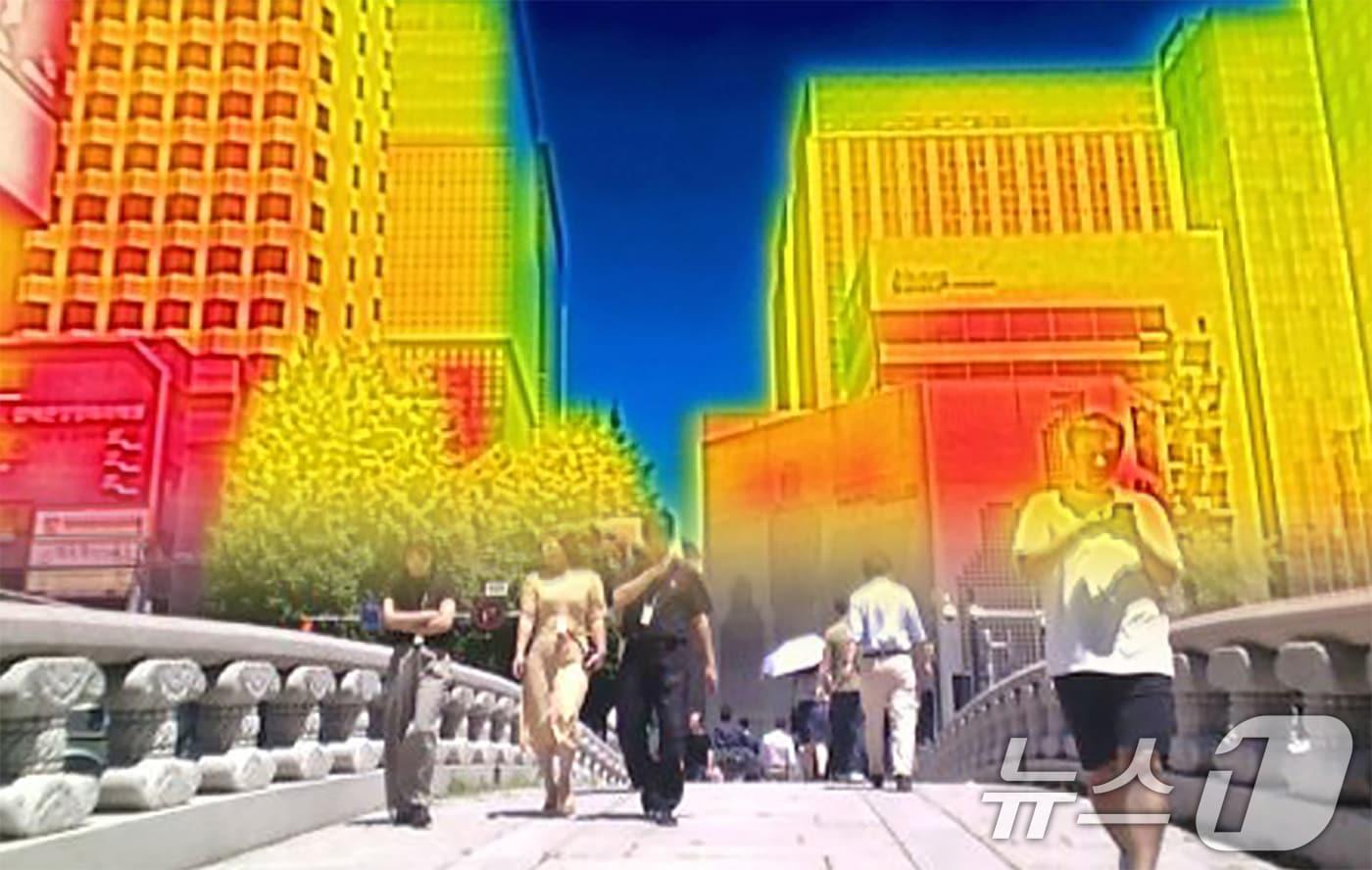 연일 폭염이 이어지고 있는 11일 오후 중구 청계천 일대에서 열화상카메라로 바라본 도심이 빨갛게 물들어 있다. 사진은 열화상 사진과 일반사진을 레이어 합성. 2025.7.11/뉴스1 ⓒ News1 장수영 기자