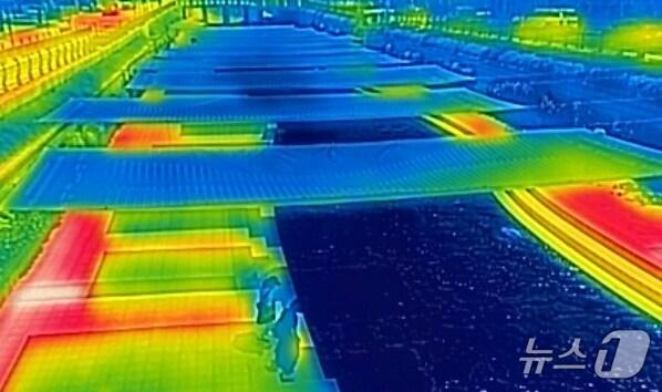 본문 이미지 - 11일 서울 중구 청계천 모전교와 광통교 사이 구간에 설치된 그늘막 아래 쪽이 산책로보다 낮은 온도를 보이고 있다. 서울시설공단은 폭염 속 청계천을 찾은 시민들에게 쉼터를 제공하기 위해 그늘막을 설치했다. 사진은 열화상카메라 촬영. 2025.7.11/뉴스1 ⓒ News1 장수영 기자
