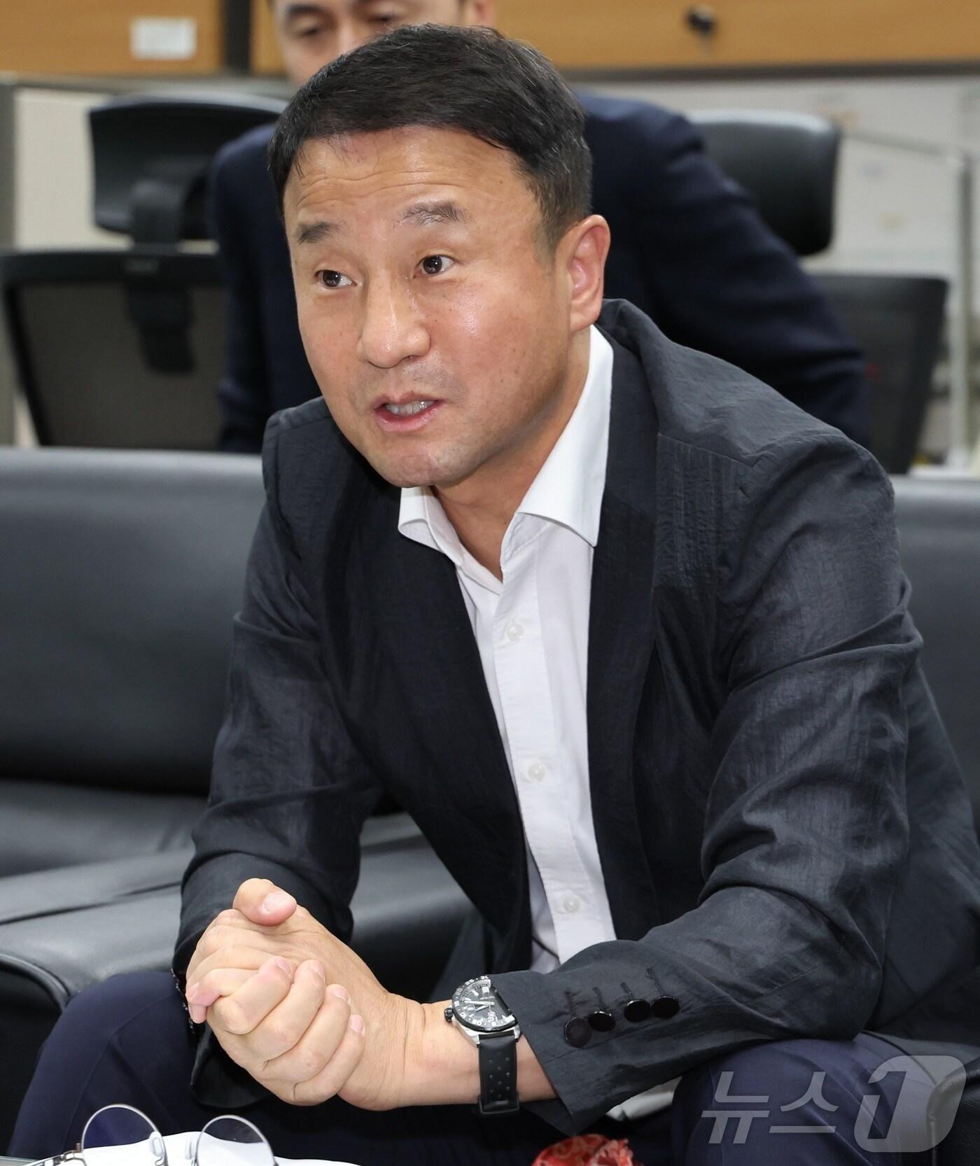 본문 이미지 - 한병도 국회 예산결산특별위원회 위원장이 11일 전북 전주시 전북특별자치도의회 기자실을 방문해 간담회를 열고 질의에 답변을 하고 있다. 2025.7.11/뉴스1 ⓒ News1 유경석 기자