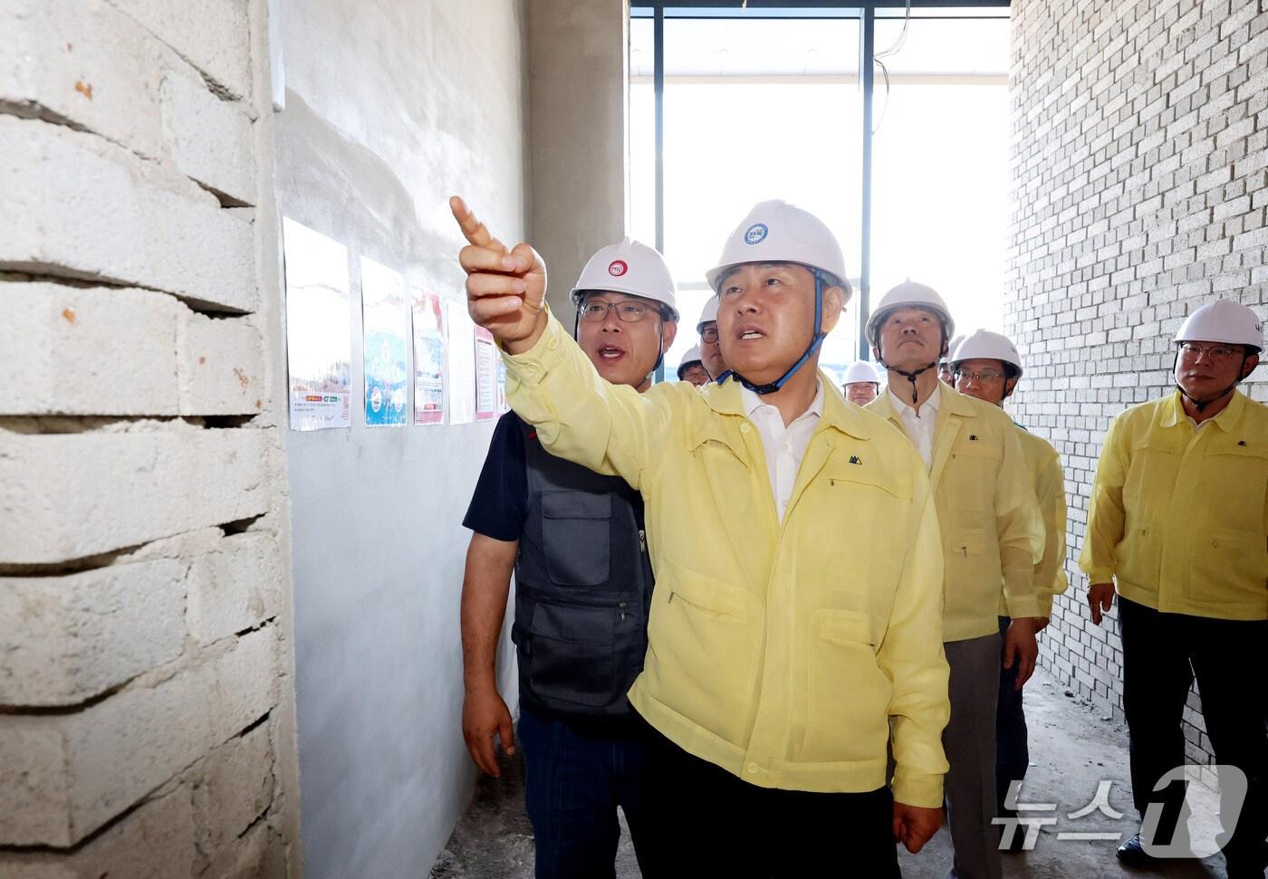11일 김관영 전북지사가 완주군 소재 고운삼봉도서관 건설현장에서 폭염 대응 실태를 점검하고 있다.&#40;전북도 제공. 재판매 및 DB금지&#41;/뉴스1  