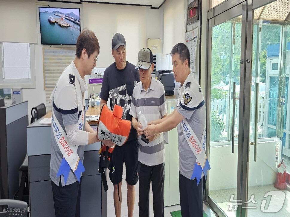 본문 이미지 - 폭염이 지속되고 있는 11일 완도해경 완도파출소에서 민원인을 위한 '무상 얼음 생수'를 제공하고 있다.(완도해경 제공, 재판매 및 DB 금지)