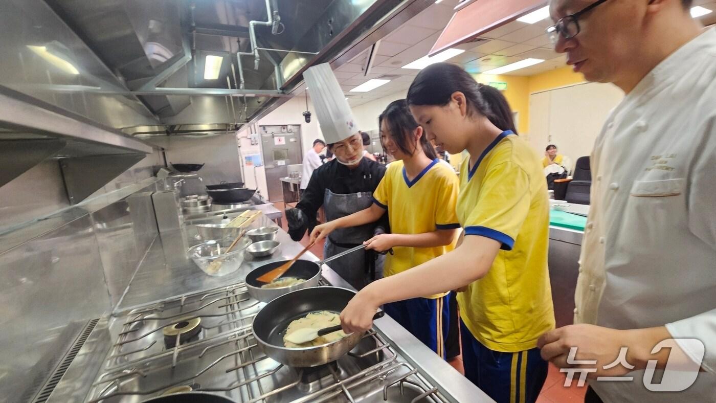 강원 강릉시는 11일 마카오 윈 마카오 아카데미를 찾아 쿠킹 세션을 열었다.(강릉시 제공, 재판매 및 DB 금지) 2025.7.11/뉴스1
