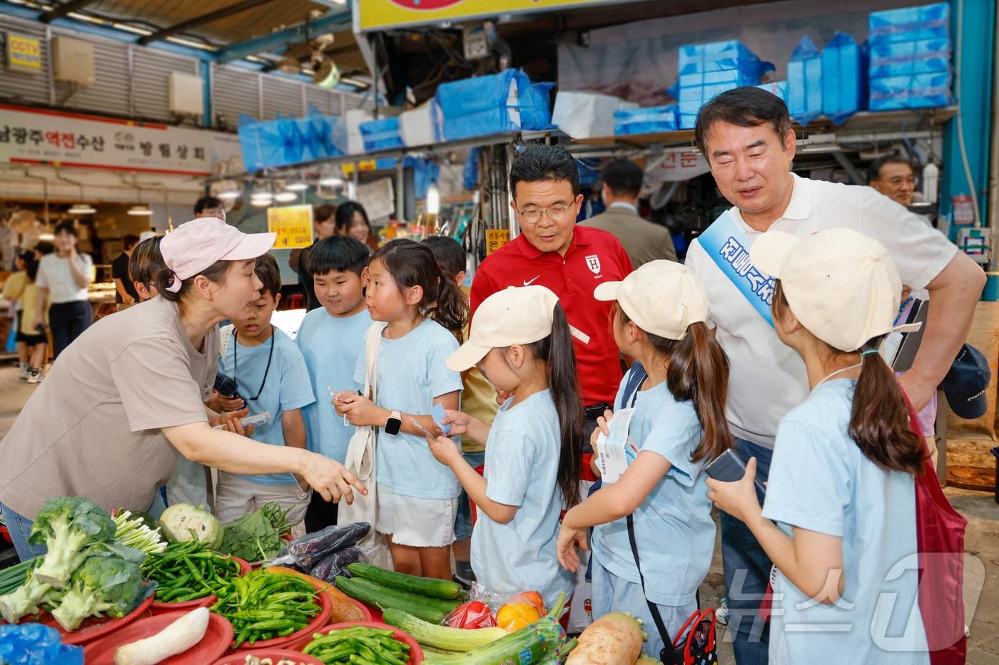 이정선 광주시교육감과 광주학강초등학교 학생들이 11일 전통시장 체험 교육을 갖고 직접 시장 물건을 구매하고 있다.&#40;광주교육청 제공. 재배포 및 DB 금지&#41; 2025.7.11/뉴스1