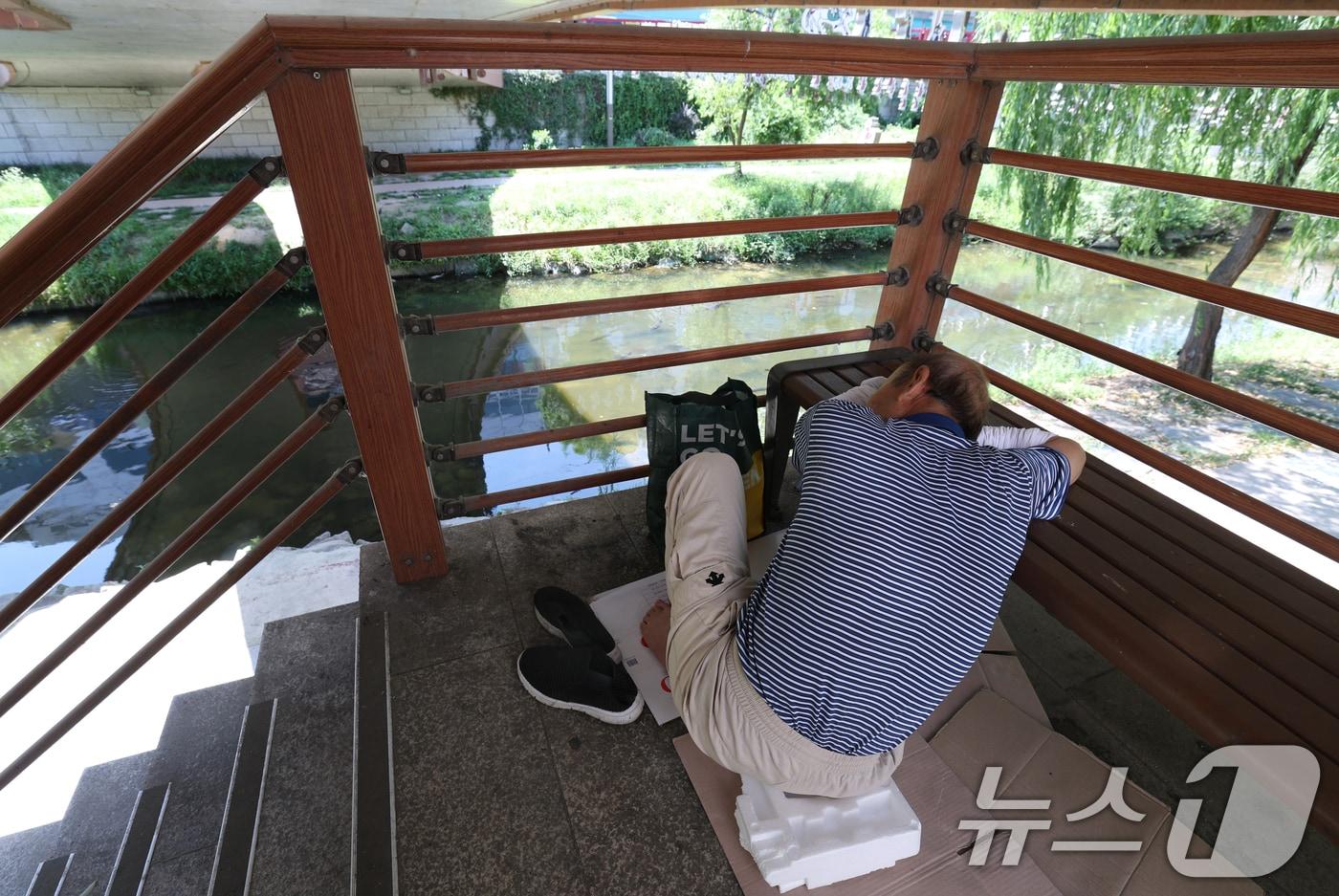경기 수원시 팔달구 지동교 인근 다리 그늘에서 한 어르신이 더위를 피해 휴식을 취하고 있다. 2025.7.11/뉴스1 ⓒ News1 김영운 기자