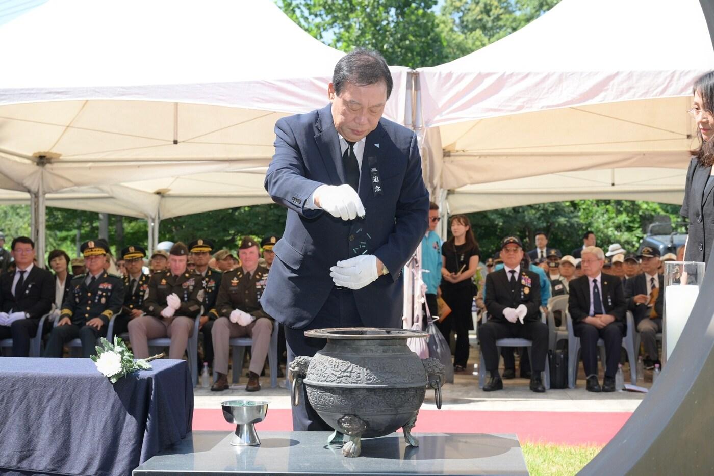 최민호 세종시장이 11일 전동면 청람리 자유 평화의 비 위령탑 공원에서 열린 17회 개미고개 6·25격전지 추모제에서 분향하고 있다. (세종시 제공. 재판매 및 DB금지)