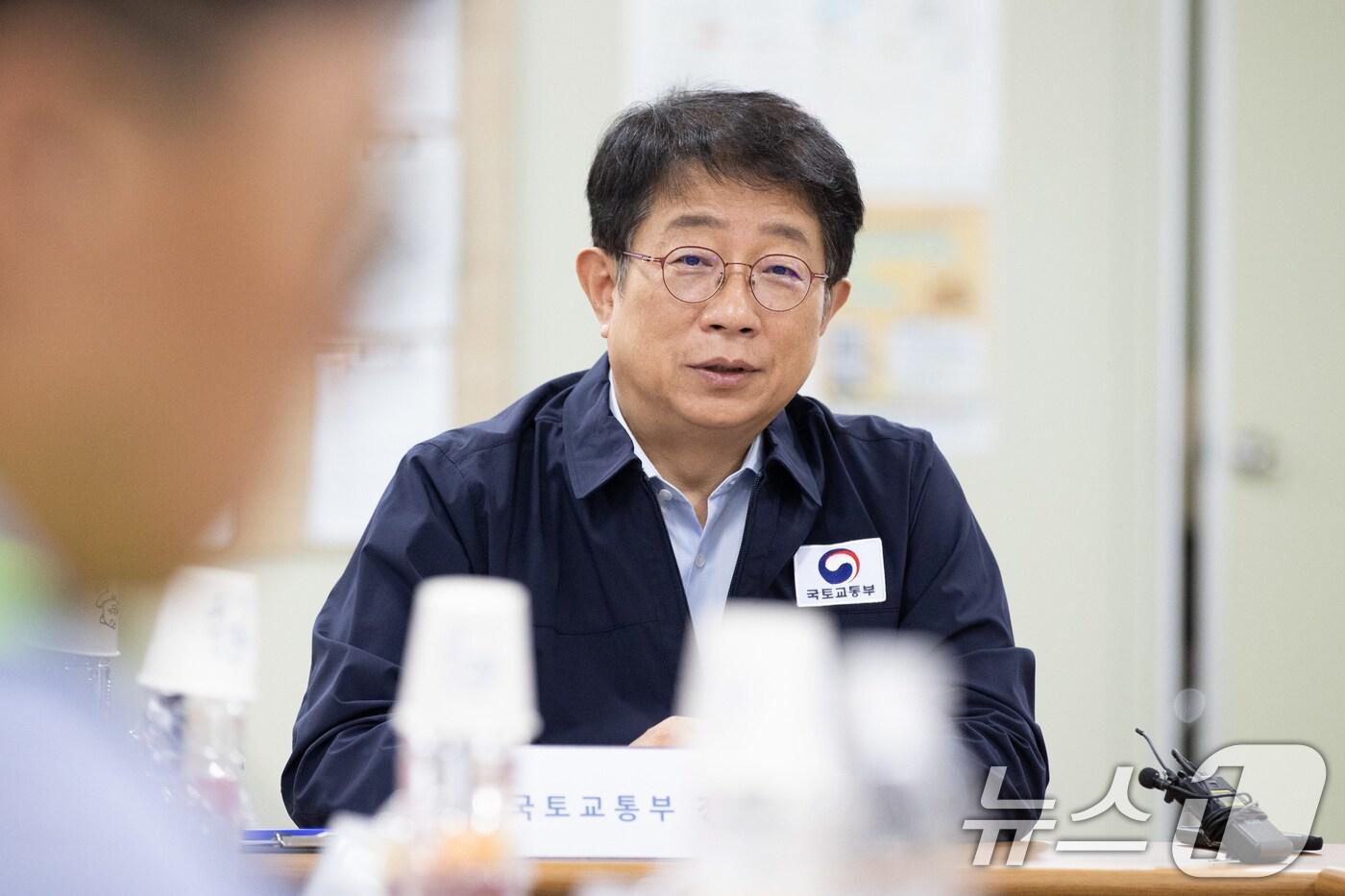 박상우 국토교통부 장관이 11일 충남 아산시 인주-염치 고속도로 건설현장을 찾아 현장 근로자들의 건강 및 안전관리 체계를 점검하고, 폭염 대책의 적극적인 이행을 당부하고 있다. &#40;국토교통부 제공. 재판매 및 DB 금지&#41; 2025.7.11/뉴스1