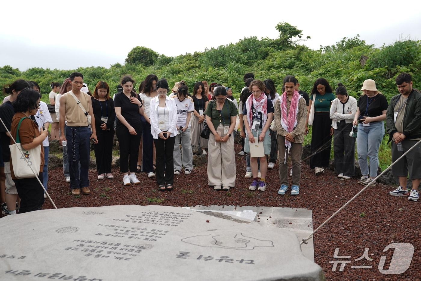 국내외 대학생 4·3평화캠프에 참여한 유학생들이 다랑쉬굴을 찾아 참배하고 있다.&#40;제주4·3평화재단 제공. 재판매 및 DB 금지&#41;