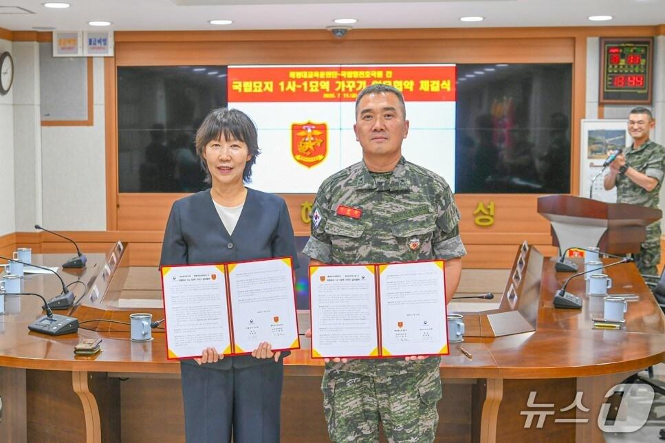 본문 이미지 - 11일 해병대 교육훈련단에서 열린 교훈단-영천호국원 업무협약 체결식에서 이종문 교훈단장과 정원희 호국원장이 협약서에 서명하고 기념사진을 촬영하고 있다.(해병대 교육훈련단 제공. 재판매 및 DB 금지)2025.7.11/뉴스1