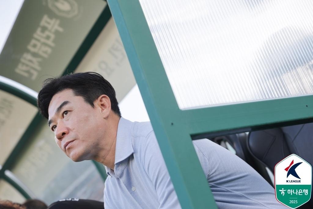 본문 이미지 - 윤정환 감독이 이끄는 인천유나이티드가 시즌 처음으로 2경기 연속 무승에 빠졌다. 이 위기를 빨리 넘어야 자신들의 뜻을 이룰 수 있다. (한국프로축구연맹 제공)