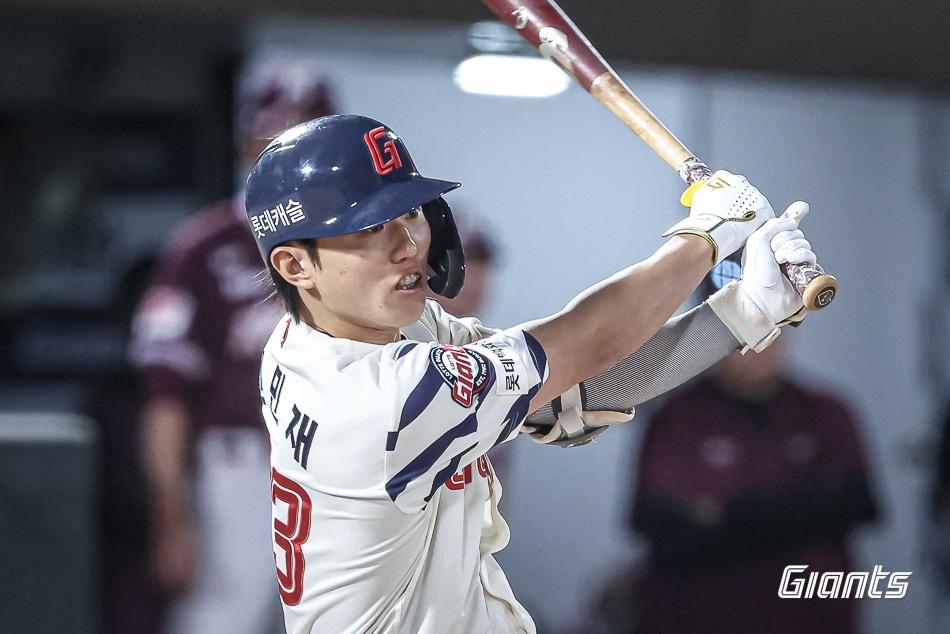 본문 이미지 - 올 시즌을 앞두고 롯데 자이언츠로 이적한 전민재는 타율 10위에 오르며 전반기를 마쳤다. (롯데 자이언츠 제공)