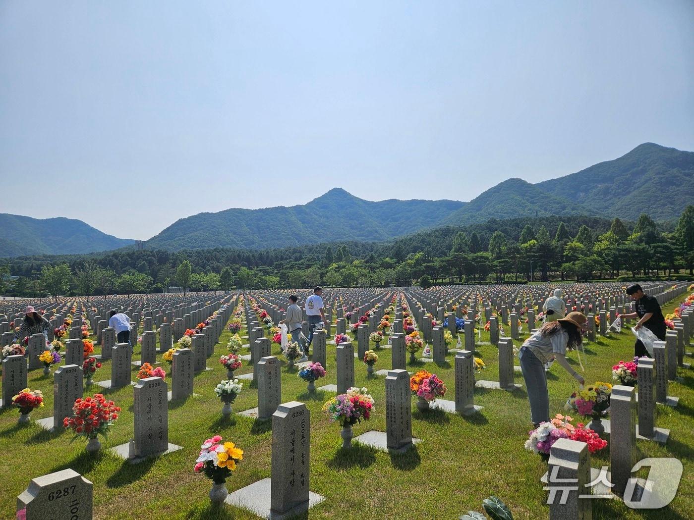 본문 이미지 - 대전문화재단이 국립대전현충원에서 제2차 사회공헌활동을 진행했다.(문화재단 제공. 재판매 및 DB금지)/뉴스1