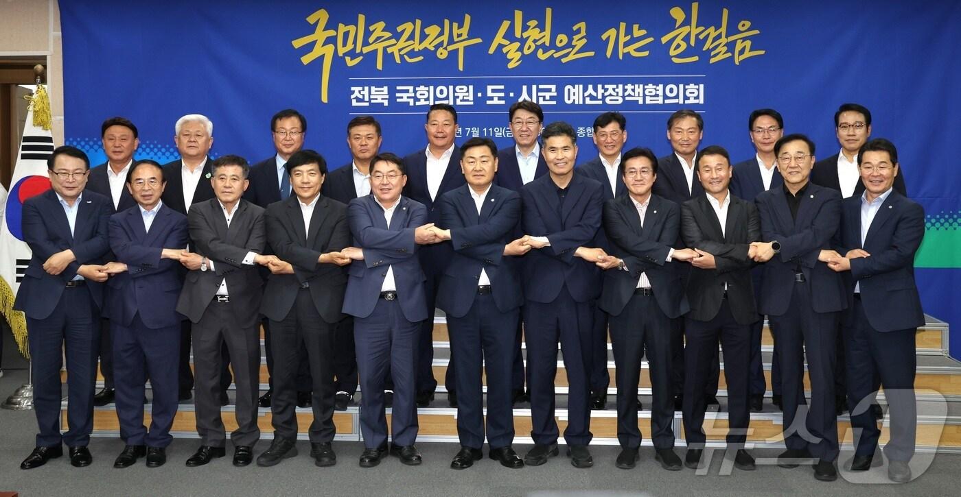 11일 전북 전주시 전북특별자치도청 종합상황실에서 열린 전북 국회의원·도·시군 예산정책협의회에서 김관영 전북특별자치도지사와 김윤덕 더불어민주당 의원&#40;국토교통부 장관 후보자&#41;을 비롯한 관계자들이 기념촬영을 하고 있다. 2025.7.11/뉴스1 ⓒ News1 유경석 기자