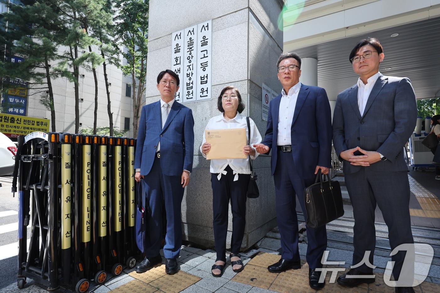 최민경 북한감금피해자가족회 대표&#40;왼쪽 두 번째&#41;와 북한인권정보센터 인권침해지원센터 회원들이 11일 오후 서울 서초구 서울중앙지방법원 앞에서 김정은 북한 노동당 총비서에 대한 고소장 제출에 앞서 기자회견을 하고 있다.  2025.7.11/뉴스1 ⓒ News1 신웅수 기자