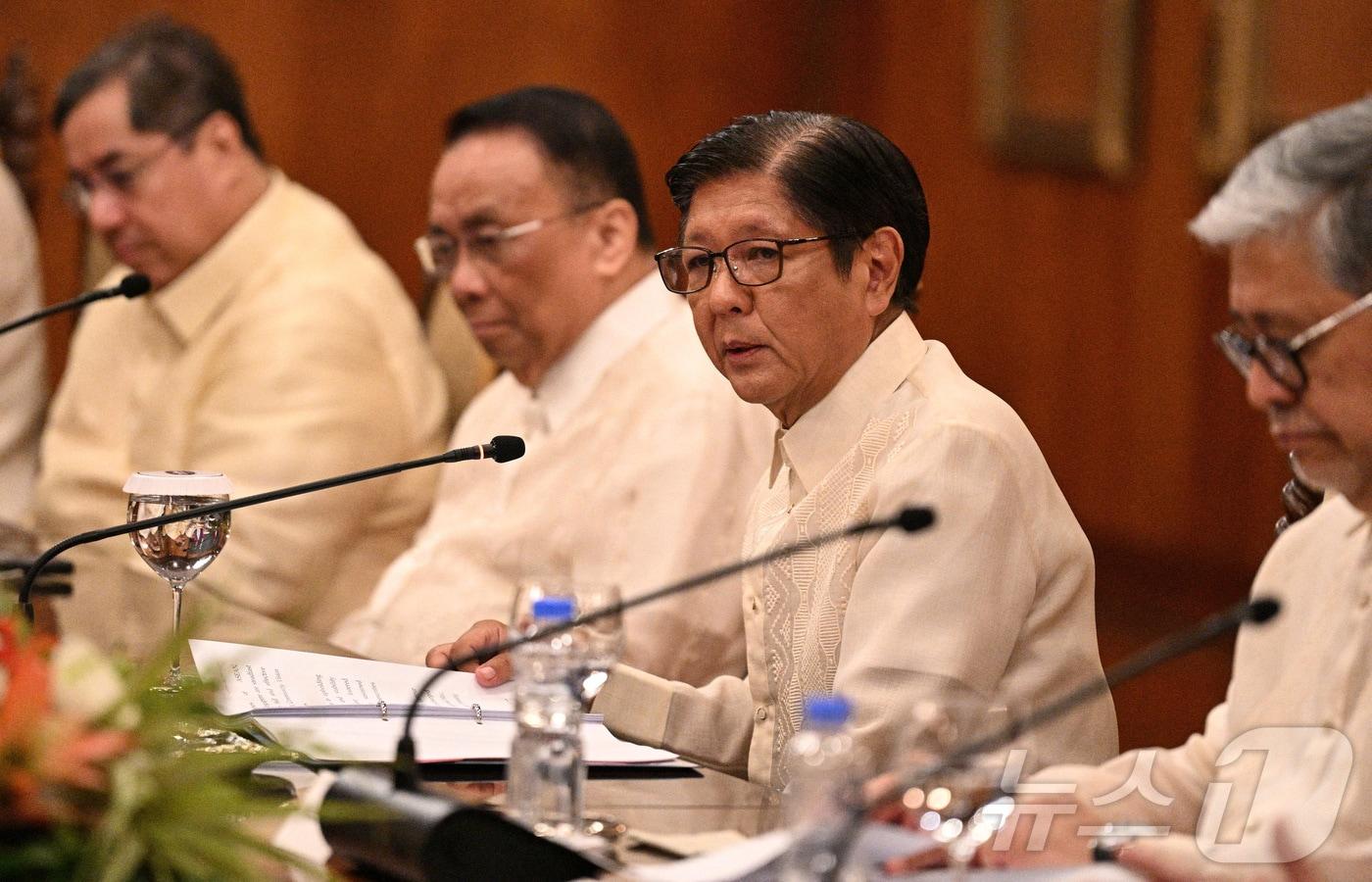 6월 4일&#40;현지시간&#41; 페르디난드 마르코스 주니어 필리핀 대통령이 필리핀 마닐라 말라카냥궁에서 열린 로렌스 웡 싱가포르 총리와의 양자회담 중 발언하고 있다. 2025.06.04. ⓒ 로이터=뉴스1 ⓒ News1 윤다정 기자