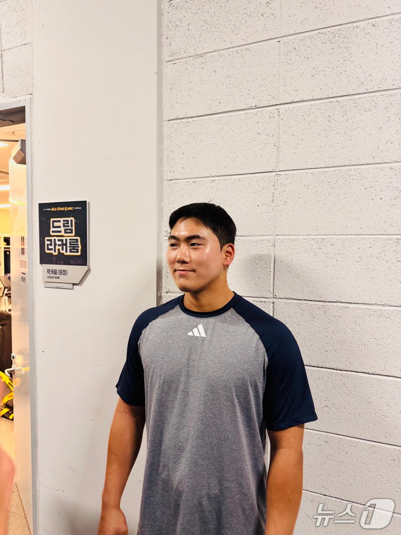 본문 이미지 - 퓨처스 올스타로 선정된 상무 윤준호가 11일 취재진과 인터뷰하고 있다.뉴스1 ⓒ News1 서장원 기자