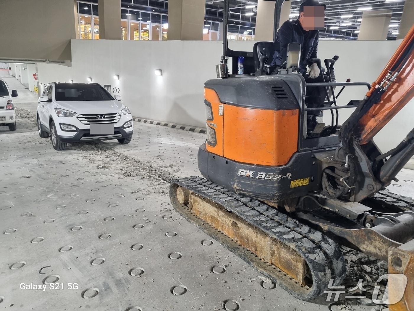 본문 이미지 - 커넥트현대 진입로 중앙분리대 철거 현장&#40;독자제공. 재판매 및 DB금지&#41;./뉴스1