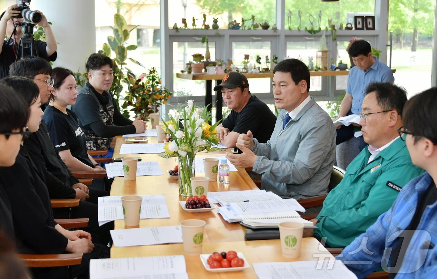 정철원 전남 담양군수가 지역 청년농업인들과 만나 간담회를 갖고 있다.&#40;담양군 제공. 재배포 및 DB 금지&#41;