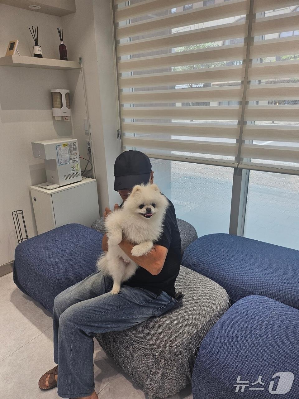 본문 이미지 - 경기 김포 반려동물 공공센터를 찾은 김인수&#40;76&#41; 씨&#40;경기 김포시 제공.재판매 및 DB금지&#41;