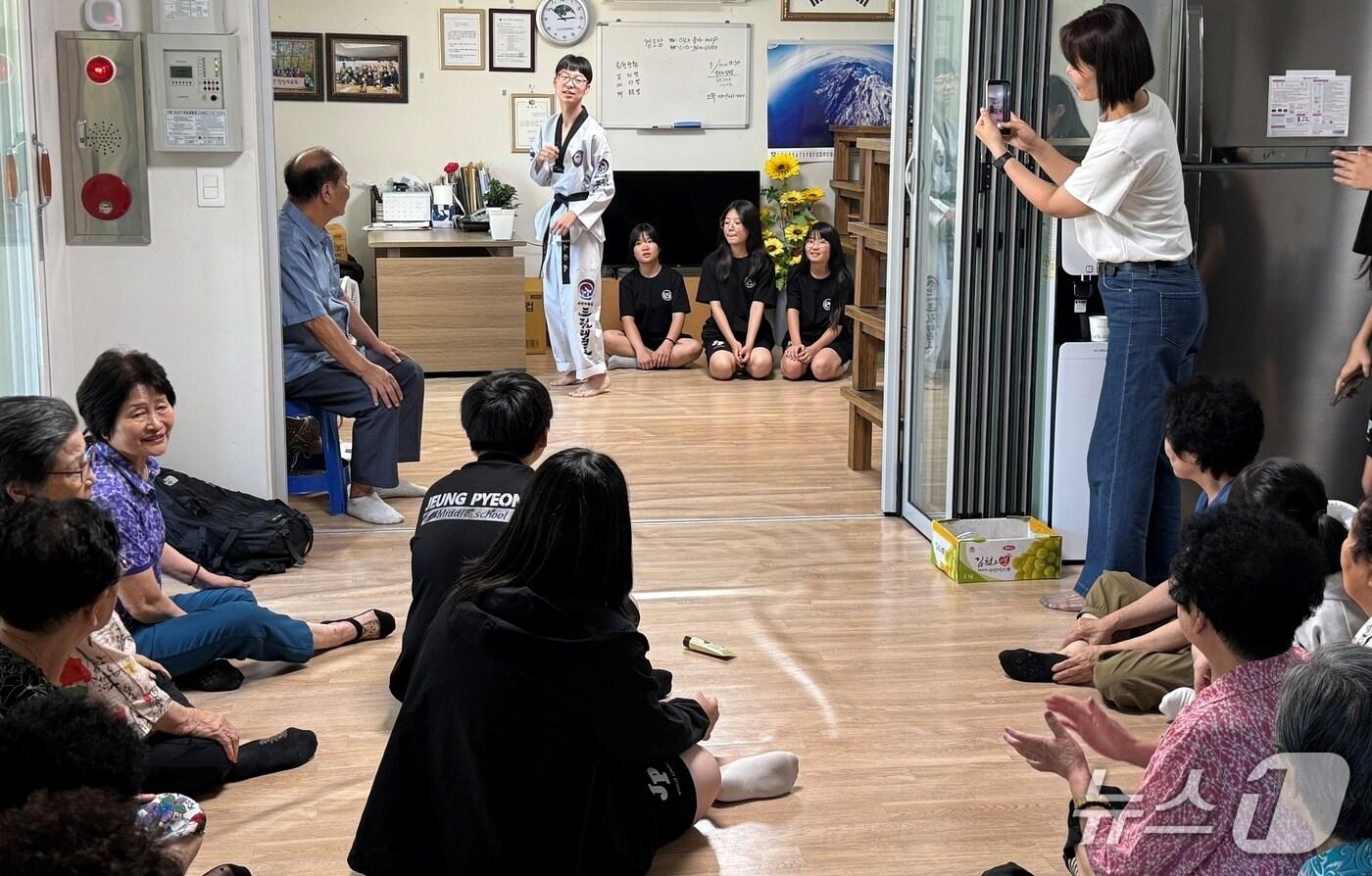 충북 증평중학교 초록발걸음 4-H 동아리(지도교사 문수미) 학생들이 11일 증평 주공3단지 경로당을 찾아 어르신들과 따뜻한 정을 나눴다.(증평군 제공, 재판매 및 DB금지)/뉴스1