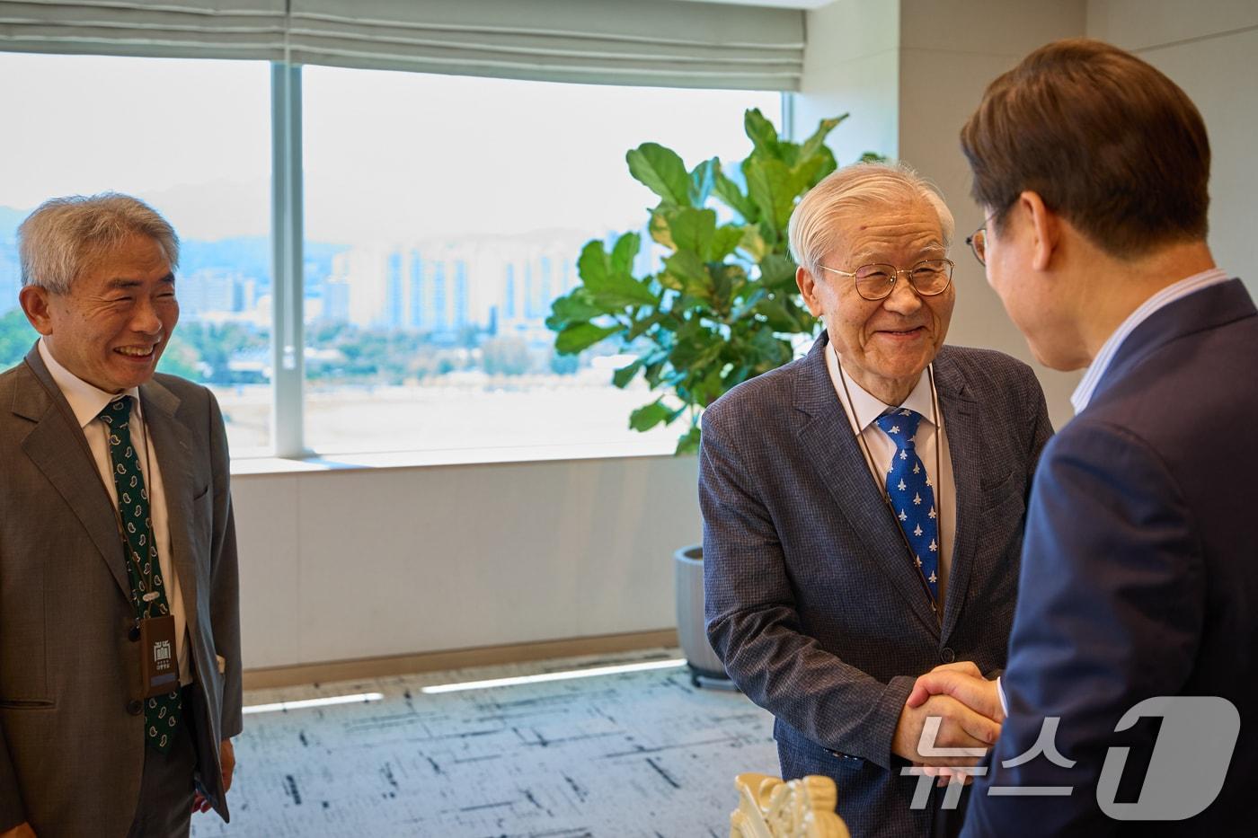 지난 7월 11일 이재명 대통령이 서울 용산 대통령실 청사에서 열린 언론인 오찬 회동에서 조갑제 전 월간조선 편집장과 인사하고 있다. 왼쪽은 정규재 전 한국경제신문 주필. &#40;대통령실 제공. 재판매 및 DB 금지&#41; 2025.7.11/뉴스1 ⓒ News1 허경 기자