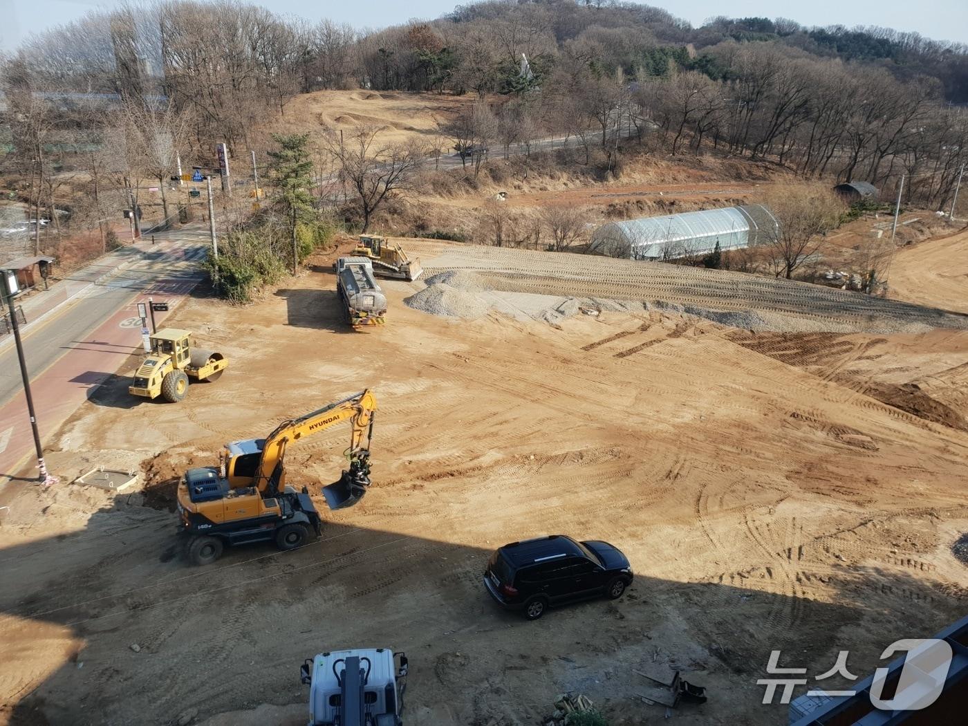 본문 이미지 - 고양시 행주산성 인근 불법 주차장 조성 공사 모습. (독자 제공, 재팜매 및 DB금지)