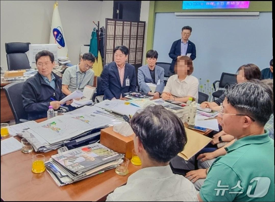 본문 이미지 - 이상일 시장(맨 왼쪽)이 지난 10일 오후 시장실에서 구성적환장과 관련해 구성·동백 주민대책위원회 대표들과 간담회를 하고 있는 모습.(용인시 제공)