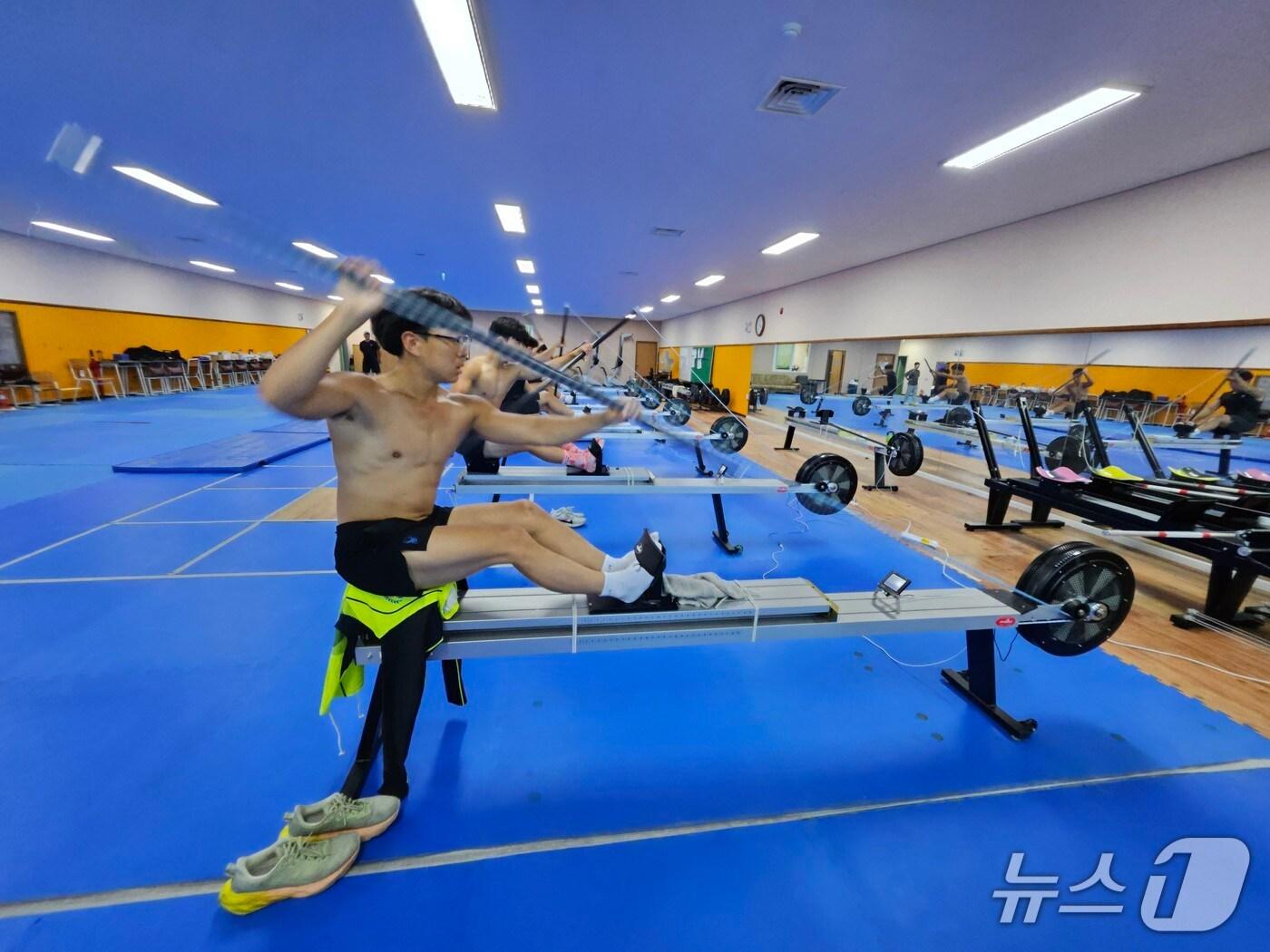 본문 이미지 - 강원체고 카누 선수들이  지난 10일 오후 훈련장에서 에르고메타 훈련을 하고 있다.2025.7.11 한귀섭 기자