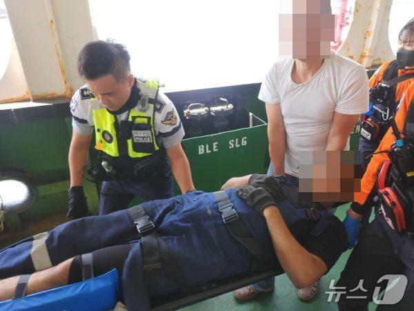 본문 이미지 - 포항해경이 11일 낮 12시 45분쯤 경북 포항신항에서 출항 중이던 8000톤급 화물선 A호에서 부상당한 20대 러시아 선원을 이송하고 있다.&#40;포항해양경찰서 제공. 재판매 및 DB 금지&#41;2025.7.11/뉴스1