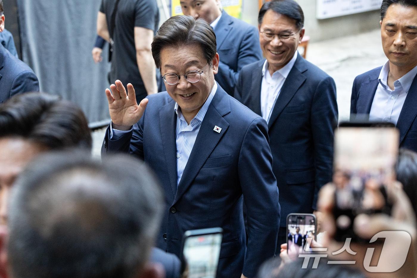 이재명 대통령이 11일 시민들과 저녁 식사를 위해 서울 종로구 광화문 인근의 한 식당으로 이동하고 있다. 2025.7.11/뉴스1 ⓒ News1 이승배 기자