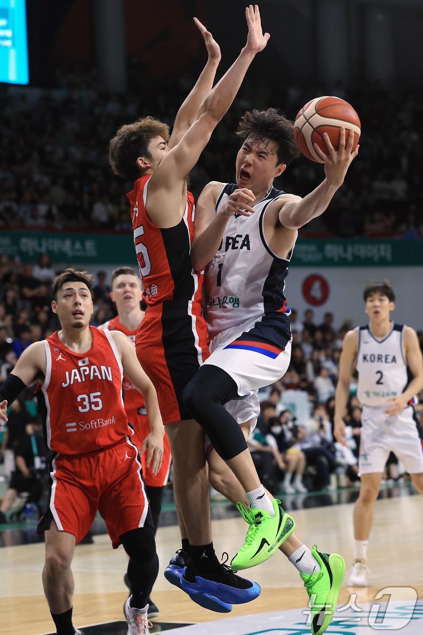 본문 이미지 - 11일 오후 경기도 안양 정관장 체육관에서 열린 하나은행 초청 2025 남자농구 국가대표 평가전 대한민국과 일본의 경기에서 이현중이 일본 테이브스 루카의 수비에 맞서 골밑 슛을 던지고 있다. 2025.7.11/뉴스1 ⓒ News1 박정호 기자