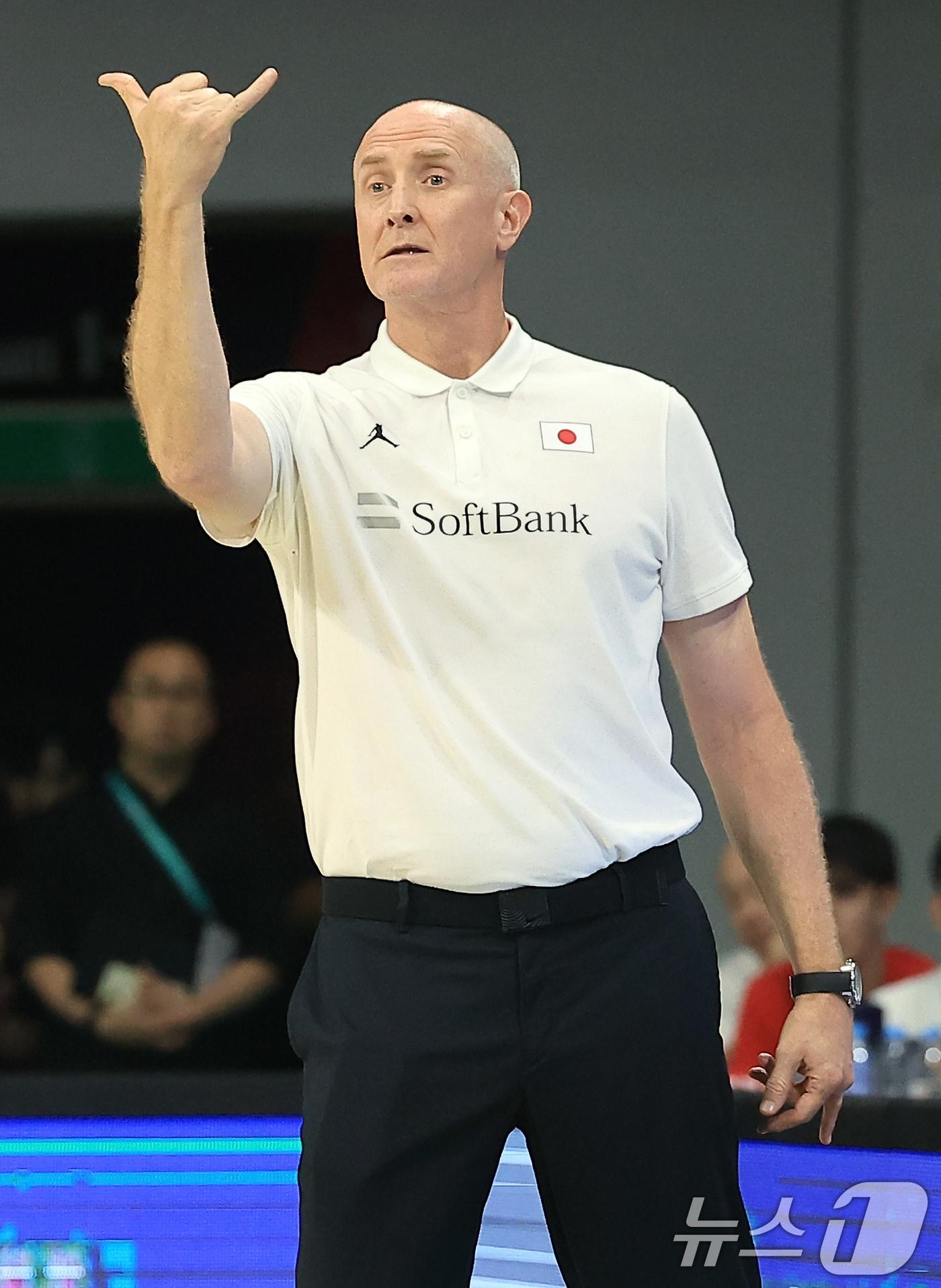 본문 이미지 - 11일 오후 경기도 안양 정관장 체육관에서 열린 하나은행 초청 2025 남자농구 국가대표 평가전 대한민국과 일본의 경기에서 일본 톰 호바스 감독이 작전 지시를 하고 있다. 2025.7.11/뉴스1 ⓒ News1 박정호 기자