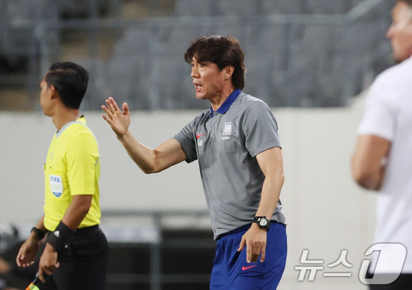 홍명보 대한민국 축구 국가대표팀 감독이 11일 오후 경기 용인시 처인구 용인미르스타디움에서 열린 2025 동아시아축구연맹(EAFF) E-1 챔피언십 남자부 대한민국과 홍콩의 경기에서 작전지시 하고 있다. 2025.7.11/뉴스1 ⓒ News1 김영운 기자