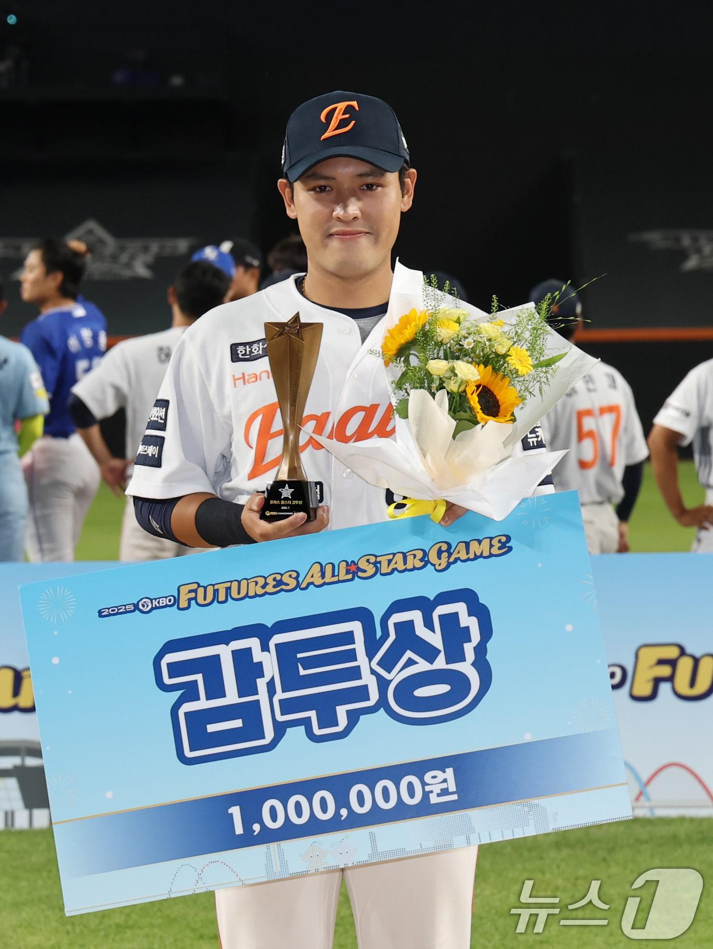 본문 이미지 - 11일 대전 한화생명볼파크에서 열린 KBO 퓨처스 올스타전에서 감투상을 수상한 한지윤이 포즈를 취하고 있다. 2025.7.11/뉴스1 ⓒ News1 김기태 기자