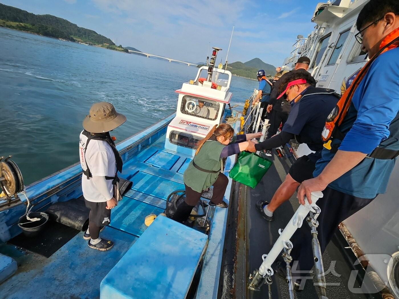 본문 이미지 - 여수해경이 전남 여수 적금도 인근서 좌주된 낚시어선 승객 20명을 구조하고 있다.(여수해경 제공. 재배포 및 DB 금지)