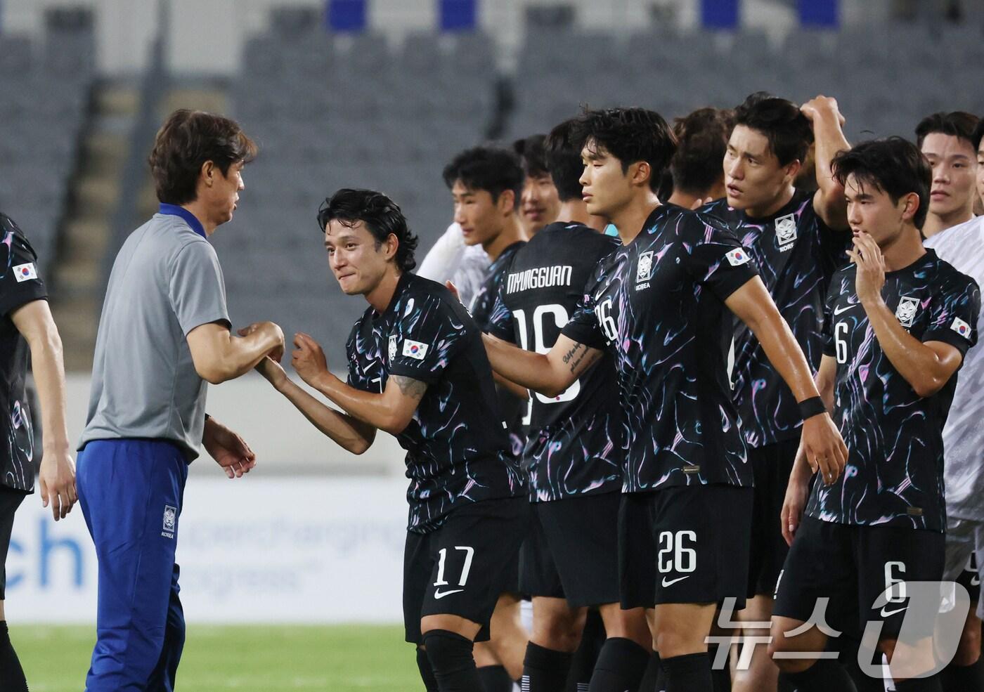 홍명보 대한민국 축구 국가대표팀 감독과 축구대표팀 선수단. /뉴스1 ⓒ News1 김영운 기자