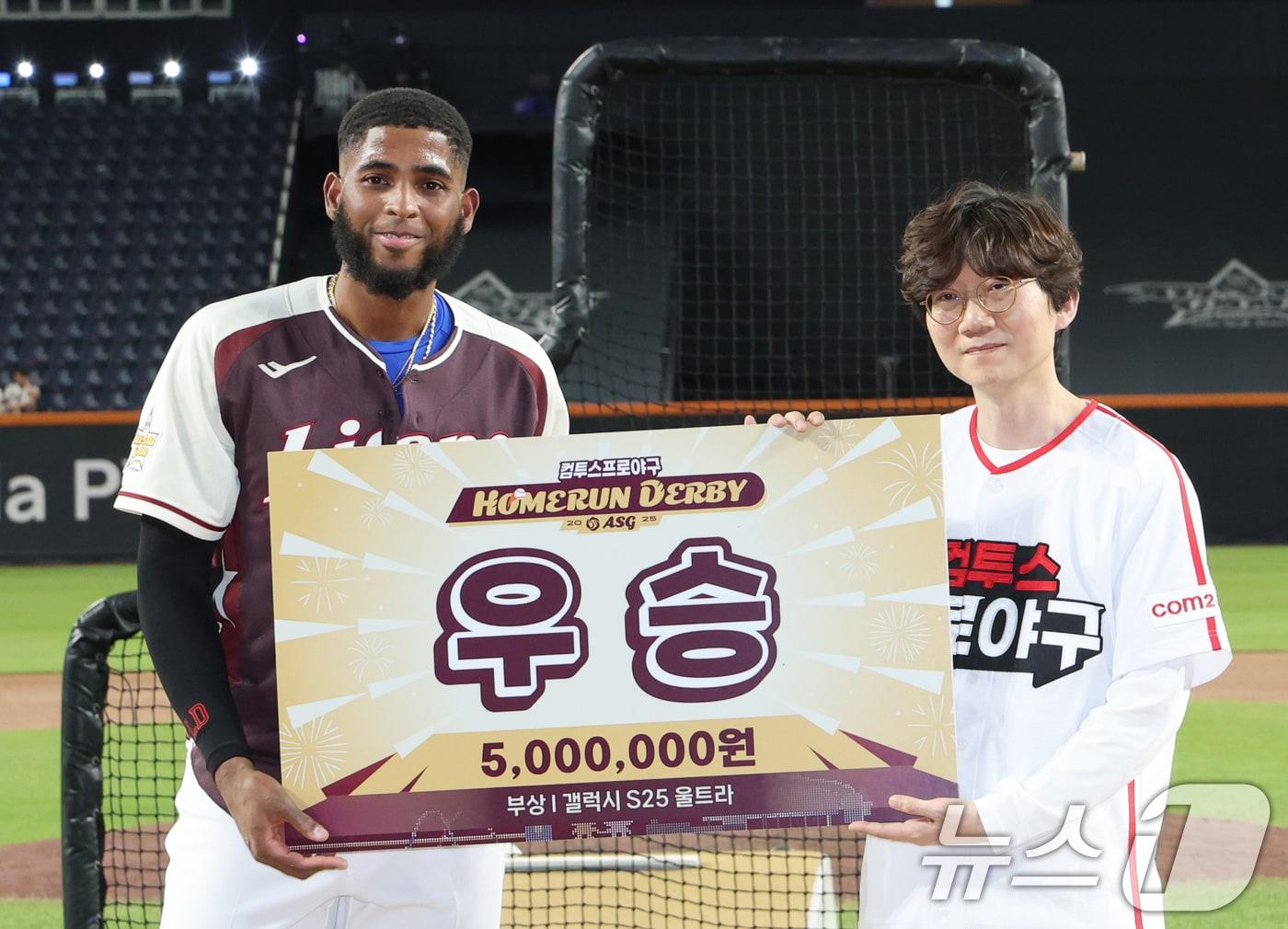 본문 이미지 - 11일 대전 한화생명볼파크에서 열린 KBO 퓨처스 올스타전에서 홈런 레이스에 우승한 디아즈가 포즈를 취하고 있다. 2025.7.11 ⓒ 뉴스1 김기태 기자